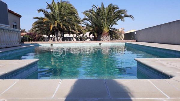 Implantée au calme absolu sur une vaste parcelle de 1 248 m², à proximité immédiate des commodités et à seulement quelques minutes des plages du Barcarès, cette magnifique villa développe 180 m² habitables, complétés par un grenier de 30 m². Vous serez séduit par ses volumes généreux, à commencer par une pièce de vie exceptionnelle d'environ 80 m², lumineuse et conviviale, prolongée par une mezzanine de 18 m². Une arrière-cuisine fonctionnelle vient parfaire l'espace de vie. La partie nuit se compose de trois chambres confortables et d'une salle de bain complète avec douche, baignoire et double vasque. Un grenier de 30 m2 peut être aménagé en 4 ème chambre ou bureau. À l'extérieur, tout est pensé pour le confort et la détente : une piscine XXL, plus de 120 m² de terrasses, un espace barbecue, une douche et des WC extérieurs. Un garage indépendant de 22 m², un local technique, un forage avec arrosage automatique, un parking béton marque de 250 m², ainsi qu'un équipement de sécurité complet (visiophone, caméras connectées) complètent ce bien d'exception, idéal pour une vie familiale ou de réception.