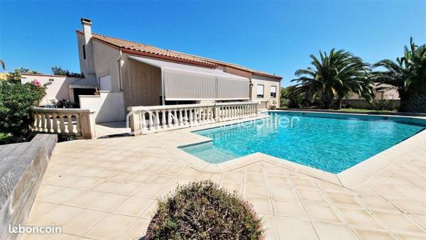Implantée au calme absolu sur une vaste parcelle de 1 248 m², à proximité immédiate des commodités et à seulement quelques minutes des plages du Barcarès, cette magnifique villa développe 180 m² habitables, complétés par un grenier de 30 m². Vous serez séduit par ses volumes généreux, à commencer par une pièce de vie exceptionnelle d'environ 80 m², lumineuse et conviviale, prolongée par une mezzanine de 18 m². Une arrière-cuisine fonctionnelle vient parfaire l'espace de vie. La partie nuit se compose de trois chambres confortables et d'une salle de bain complète avec douche, baignoire et double vasque. Un grenier de 30 m2 peut être aménagé en 4 ème chambre ou bureau. À l'extérieur, tout est pensé pour le confort et la détente : une piscine XXL, plus de 120 m² de terrasses, un espace barbecue, une douche et des WC extérieurs. Un garage indépendant de 22 m², un local technique, un forage avec arrosage automatique, un parking béton marque de 250 m², ainsi qu'un équipement de sécurité complet (visiophone, caméras connectées) complètent ce bien d'exception, idéal pour une vie familiale ou de réception.