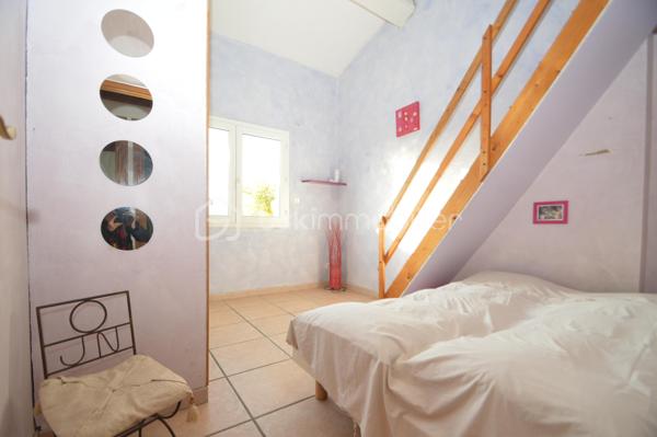 Implantée au calme absolu sur une vaste parcelle de 1 248 m², à proximité immédiate des commodités et à seulement quelques minutes des plages du Barcarès, cette magnifique villa développe 180 m² habitables, complétés par un grenier de 30 m². Vous serez séduit par ses volumes généreux, à commencer par une pièce de vie exceptionnelle d'environ 80 m², lumineuse et conviviale, prolongée par une mezzanine de 18 m². Une arrière-cuisine fonctionnelle vient parfaire l'espace de vie. La partie nuit se compose de trois chambres confortables et d'une salle de bain complète avec douche, baignoire et double vasque. Un grenier de 30 m2 peut être aménagé en 4 ème chambre ou bureau. À l'extérieur, tout est pensé pour le confort et la détente : une piscine XXL, plus de 120 m² de terrasses, un espace barbecue, une douche et des WC extérieurs. Un garage indépendant de 22 m², un local technique, un forage avec arrosage automatique, un parking béton marque de 250 m², ainsi qu'un équipement de sécurité complet (visiophone, caméras connectées) complètent ce bien d'exception, idéal pour une vie familiale ou de réception.