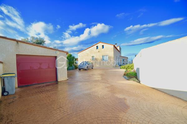 Implantée au calme absolu sur une vaste parcelle de 1 248 m², à proximité immédiate des commodités et à seulement quelques minutes des plages du Barcarès, cette magnifique villa développe 180 m² habitables, complétés par un grenier de 30 m². Vous serez séduit par ses volumes généreux, à commencer par une pièce de vie exceptionnelle d'environ 80 m², lumineuse et conviviale, prolongée par une mezzanine de 18 m². Une arrière-cuisine fonctionnelle vient parfaire l'espace de vie. La partie nuit se compose de trois chambres confortables et d'une salle de bain complète avec douche, baignoire et double vasque. Un grenier de 30 m2 peut être aménagé en 4 ème chambre ou bureau. À l'extérieur, tout est pensé pour le confort et la détente : une piscine XXL, plus de 120 m² de terrasses, un espace barbecue, une douche et des WC extérieurs. Un garage indépendant de 22 m², un local technique, un forage avec arrosage automatique, un parking béton marque de 250 m², ainsi qu'un équipement de sécurité complet (visiophone, caméras connectées) complètent ce bien d'exception, idéal pour une vie familiale ou de réception.
