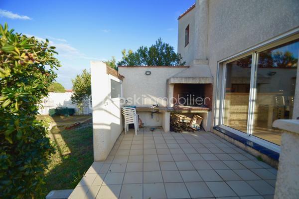 Implantée au calme absolu sur une vaste parcelle de 1 248 m², à proximité immédiate des commodités et à seulement quelques minutes des plages du Barcarès, cette magnifique villa développe 180 m² habitables, complétés par un grenier de 30 m². Vous serez séduit par ses volumes généreux, à commencer par une pièce de vie exceptionnelle d'environ 80 m², lumineuse et conviviale, prolongée par une mezzanine de 18 m². Une arrière-cuisine fonctionnelle vient parfaire l'espace de vie. La partie nuit se compose de trois chambres confortables et d'une salle de bain complète avec douche, baignoire et double vasque. Un grenier de 30 m2 peut être aménagé en 4 ème chambre ou bureau. À l'extérieur, tout est pensé pour le confort et la détente : une piscine XXL, plus de 120 m² de terrasses, un espace barbecue, une douche et des WC extérieurs. Un garage indépendant de 22 m², un local technique, un forage avec arrosage automatique, un parking béton marque de 250 m², ainsi qu'un équipement de sécurité complet (visiophone, caméras connectées) complètent ce bien d'exception, idéal pour une vie familiale ou de réception.