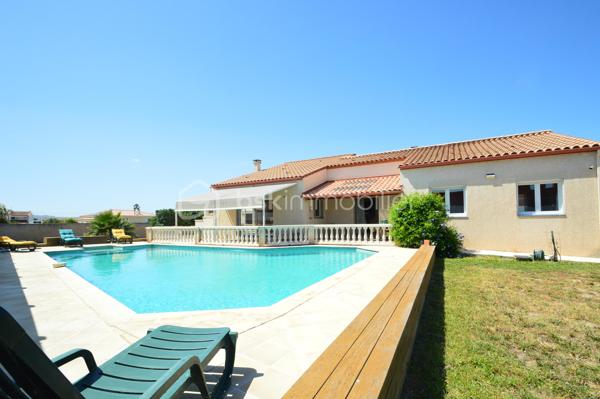 Implantée au calme absolu sur une vaste parcelle de 1 248 m², à proximité immédiate des commodités et à seulement quelques minutes des plages du Barcarès, cette magnifique villa développe 180 m² habitables, complétés par un grenier de 30 m². Vous serez séduit par ses volumes généreux, à commencer par une pièce de vie exceptionnelle d'environ 80 m², lumineuse et conviviale, prolongée par une mezzanine de 18 m². Une arrière-cuisine fonctionnelle vient parfaire l'espace de vie. La partie nuit se compose de trois chambres confortables et d'une salle de bain complète avec douche, baignoire et double vasque. Un grenier de 30 m2 peut être aménagé en 4 ème chambre ou bureau. À l'extérieur, tout est pensé pour le confort et la détente : une piscine XXL, plus de 120 m² de terrasses, un espace barbecue, une douche et des WC extérieurs. Un garage indépendant de 22 m², un local technique, un forage avec arrosage automatique, un parking béton marque de 250 m², ainsi qu'un équipement de sécurité complet (visiophone, caméras connectées) complètent ce bien d'exception, idéal pour une vie familiale ou de réception.