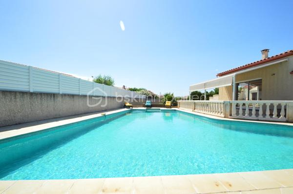 Implantée au calme absolu sur une vaste parcelle de 1 248 m², à proximité immédiate des commodités et à seulement quelques minutes des plages du Barcarès, cette magnifique villa développe 180 m² habitables, complétés par un grenier de 30 m². Vous serez séduit par ses volumes généreux, à commencer par une pièce de vie exceptionnelle d'environ 80 m², lumineuse et conviviale, prolongée par une mezzanine de 18 m². Une arrière-cuisine fonctionnelle vient parfaire l'espace de vie. La partie nuit se compose de trois chambres confortables et d'une salle de bain complète avec douche, baignoire et double vasque. Un grenier de 30 m2 peut être aménagé en 4 ème chambre ou bureau. À l'extérieur, tout est pensé pour le confort et la détente : une piscine XXL, plus de 120 m² de terrasses, un espace barbecue, une douche et des WC extérieurs. Un garage indépendant de 22 m², un local technique, un forage avec arrosage automatique, un parking béton marque de 250 m², ainsi qu'un équipement de sécurité complet (visiophone, caméras connectées) complètent ce bien d'exception, idéal pour une vie familiale ou de réception.