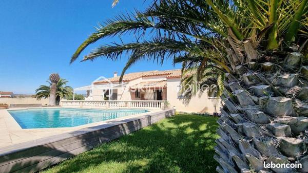 Implantée au calme absolu sur une vaste parcelle de 1 248 m², à proximité immédiate des commodités et à seulement quelques minutes des plages du Barcarès, cette magnifique villa développe 180 m² habitables, complétés par un grenier de 30 m². Vous serez séduit par ses volumes généreux, à commencer par une pièce de vie exceptionnelle d'environ 80 m², lumineuse et conviviale, prolongée par une mezzanine de 18 m². Une arrière-cuisine fonctionnelle vient parfaire l'espace de vie. La partie nuit se compose de trois chambres confortables et d'une salle de bain complète avec douche, baignoire et double vasque. Un grenier de 30 m2 peut être aménagé en 4 ème chambre ou bureau. À l'extérieur, tout est pensé pour le confort et la détente : une piscine XXL, plus de 120 m² de terrasses, un espace barbecue, une douche et des WC extérieurs. Un garage indépendant de 22 m², un local technique, un forage avec arrosage automatique, un parking béton marque de 250 m², ainsi qu'un équipement de sécurité complet (visiophone, caméras connectées) complètent ce bien d'exception, idéal pour une vie familiale ou de réception.
