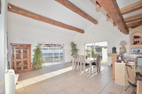 Implantée au calme absolu sur une vaste parcelle de 1 248 m², à proximité immédiate des commodités et à seulement quelques minutes des plages du Barcarès, cette magnifique villa développe 180 m² habitables, complétés par un grenier de 30 m². Vous serez séduit par ses volumes généreux, à commencer par une pièce de vie exceptionnelle d'environ 80 m², lumineuse et conviviale, prolongée par une mezzanine de 18 m². Une arrière-cuisine fonctionnelle vient parfaire l'espace de vie. La partie nuit se compose de trois chambres confortables et d'une salle de bain complète avec douche, baignoire et double vasque. Un grenier de 30 m2 peut être aménagé en 4 ème chambre ou bureau. À l'extérieur, tout est pensé pour le confort et la détente : une piscine XXL, plus de 120 m² de terrasses, un espace barbecue, une douche et des WC extérieurs. Un garage indépendant de 22 m², un local technique, un forage avec arrosage automatique, un parking béton marque de 250 m², ainsi qu'un équipement de sécurité complet (visiophone, caméras connectées) complètent ce bien d'exception, idéal pour une vie familiale ou de réception.
