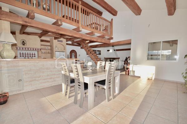 Implantée au calme absolu sur une vaste parcelle de 1 248 m², à proximité immédiate des commodités et à seulement quelques minutes des plages du Barcarès, cette magnifique villa développe 180 m² habitables, complétés par un grenier de 30 m². Vous serez séduit par ses volumes généreux, à commencer par une pièce de vie exceptionnelle d'environ 80 m², lumineuse et conviviale, prolongée par une mezzanine de 18 m². Une arrière-cuisine fonctionnelle vient parfaire l'espace de vie. La partie nuit se compose de trois chambres confortables et d'une salle de bain complète avec douche, baignoire et double vasque. Un grenier de 30 m2 peut être aménagé en 4 ème chambre ou bureau. À l'extérieur, tout est pensé pour le confort et la détente : une piscine XXL, plus de 120 m² de terrasses, un espace barbecue, une douche et des WC extérieurs. Un garage indépendant de 22 m², un local technique, un forage avec arrosage automatique, un parking béton marque de 250 m², ainsi qu'un équipement de sécurité complet (visiophone, caméras connectées) complètent ce bien d'exception, idéal pour une vie familiale ou de réception.