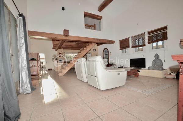 Implantée au calme absolu sur une vaste parcelle de 1 248 m², à proximité immédiate des commodités et à seulement quelques minutes des plages du Barcarès, cette magnifique villa développe 180 m² habitables, complétés par un grenier de 30 m². Vous serez séduit par ses volumes généreux, à commencer par une pièce de vie exceptionnelle d'environ 80 m², lumineuse et conviviale, prolongée par une mezzanine de 18 m². Une arrière-cuisine fonctionnelle vient parfaire l'espace de vie. La partie nuit se compose de trois chambres confortables et d'une salle de bain complète avec douche, baignoire et double vasque. Un grenier de 30 m2 peut être aménagé en 4 ème chambre ou bureau. À l'extérieur, tout est pensé pour le confort et la détente : une piscine XXL, plus de 120 m² de terrasses, un espace barbecue, une douche et des WC extérieurs. Un garage indépendant de 22 m², un local technique, un forage avec arrosage automatique, un parking béton marque de 250 m², ainsi qu'un équipement de sécurité complet (visiophone, caméras connectées) complètent ce bien d'exception, idéal pour une vie familiale ou de réception.