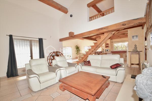 Implantée au calme absolu sur une vaste parcelle de 1 248 m², à proximité immédiate des commodités et à seulement quelques minutes des plages du Barcarès, cette magnifique villa développe 180 m² habitables, complétés par un grenier de 30 m². Vous serez séduit par ses volumes généreux, à commencer par une pièce de vie exceptionnelle d'environ 80 m², lumineuse et conviviale, prolongée par une mezzanine de 18 m². Une arrière-cuisine fonctionnelle vient parfaire l'espace de vie. La partie nuit se compose de trois chambres confortables et d'une salle de bain complète avec douche, baignoire et double vasque. Un grenier de 30 m2 peut être aménagé en 4 ème chambre ou bureau. À l'extérieur, tout est pensé pour le confort et la détente : une piscine XXL, plus de 120 m² de terrasses, un espace barbecue, une douche et des WC extérieurs. Un garage indépendant de 22 m², un local technique, un forage avec arrosage automatique, un parking béton marque de 250 m², ainsi qu'un équipement de sécurité complet (visiophone, caméras connectées) complètent ce bien d'exception, idéal pour une vie familiale ou de réception.
