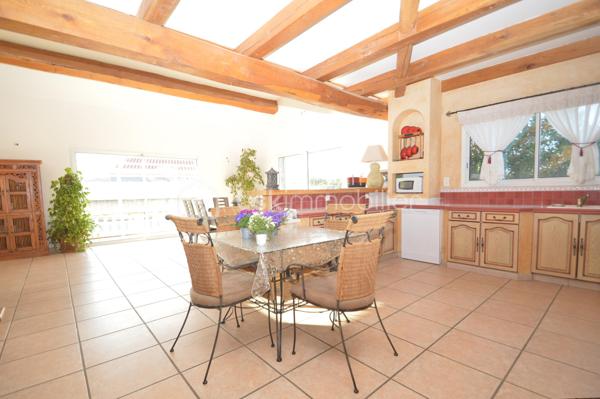 Implantée au calme absolu sur une vaste parcelle de 1 248 m², à proximité immédiate des commodités et à seulement quelques minutes des plages du Barcarès, cette magnifique villa développe 180 m² habitables, complétés par un grenier de 30 m². Vous serez séduit par ses volumes généreux, à commencer par une pièce de vie exceptionnelle d'environ 80 m², lumineuse et conviviale, prolongée par une mezzanine de 18 m². Une arrière-cuisine fonctionnelle vient parfaire l'espace de vie. La partie nuit se compose de trois chambres confortables et d'une salle de bain complète avec douche, baignoire et double vasque. Un grenier de 30 m2 peut être aménagé en 4 ème chambre ou bureau. À l'extérieur, tout est pensé pour le confort et la détente : une piscine XXL, plus de 120 m² de terrasses, un espace barbecue, une douche et des WC extérieurs. Un garage indépendant de 22 m², un local technique, un forage avec arrosage automatique, un parking béton marque de 250 m², ainsi qu'un équipement de sécurité complet (visiophone, caméras connectées) complètent ce bien d'exception, idéal pour une vie familiale ou de réception.