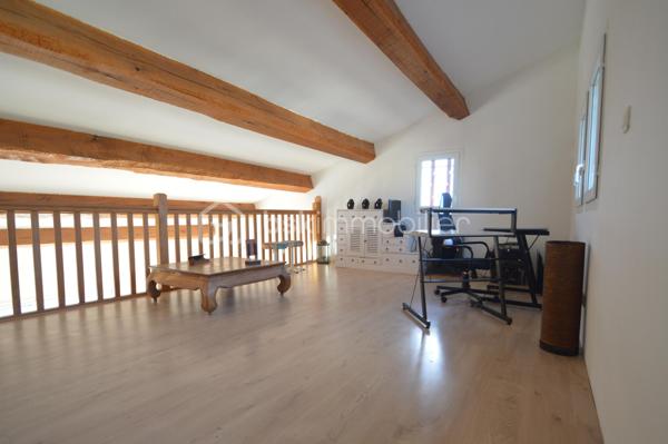 Implantée au calme absolu sur une vaste parcelle de 1 248 m², à proximité immédiate des commodités et à seulement quelques minutes des plages du Barcarès, cette magnifique villa développe 180 m² habitables, complétés par un grenier de 30 m². Vous serez séduit par ses volumes généreux, à commencer par une pièce de vie exceptionnelle d'environ 80 m², lumineuse et conviviale, prolongée par une mezzanine de 18 m². Une arrière-cuisine fonctionnelle vient parfaire l'espace de vie. La partie nuit se compose de trois chambres confortables et d'une salle de bain complète avec douche, baignoire et double vasque. Un grenier de 30 m2 peut être aménagé en 4 ème chambre ou bureau. À l'extérieur, tout est pensé pour le confort et la détente : une piscine XXL, plus de 120 m² de terrasses, un espace barbecue, une douche et des WC extérieurs. Un garage indépendant de 22 m², un local technique, un forage avec arrosage automatique, un parking béton marque de 250 m², ainsi qu'un équipement de sécurité complet (visiophone, caméras connectées) complètent ce bien d'exception, idéal pour une vie familiale ou de réception.