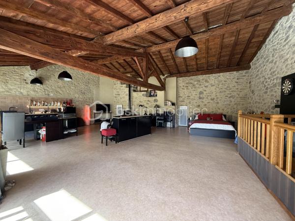 Anna Morra vous propose en exclusivité ce bien coup de cœur situé en plein centre de La Bastide-sur-l’Hers, charmant village paisible et convivial, idéalement placé entre Toulouse et Carcassonne.

Ce loft d’environ 80 m² habitables séduit par son authenticité et son potentiel. 
Les pierres et poutres apparentes, ainsi que le mur principal, ancien mur du village, lui confèrent un caractère unique.

La toiture est neuve et le bien est vendu entièrement meublé, prêt à être occupé.

Au rez-de-chaussée, un vaste garage de 40 m², équipé en eau et électricité, dispose d’une large ouverture permettant de stationner un camping-car ou un grand véhicule. Il reste modulable : une partie ou la totalité peut être transformée en surface habitable selon vos projets.

Vous trouverez également une grande entrée d’environ 12 m² et une salle d’eau avec WC de 8 m², équipée d’un sèche-serviettes.

Il est possible de garer un ou deux véhicules directement devant le bien, pratique au quotidien.

À l’étage, un espace chaleureux d’environ 60 m² comprend un coin nuit, une cuisine ouverte, un salon-salle à manger et un poêle à bois GODIN qui suffit largement à chauffer toute la surface. Des radiateurs électriques viennent compléter l’installation pour un confort optimal.

Les fenêtres en aluminium double vitrage et les volets roulants électriques assurent modernité et praticité.

À proximité immédiate, un terrain non constructible de 810 m², viabilisé en eau, complète l’ensemble. Sans vis-à-vis et au calme, il dispose d’un chalet bois autorisé et d’un abri de jardin.

Ce terrain peut être utilisé comme jardin, potager, espace de détente, ou aménagé pour un projet gîte ou Airbnb avec installation de panneaux solaires et toilettes sèches.

La Bastide-sur-l’Hers est un village vivant et convivial, avec commerces et services accessibles à pied. Vous profitez d’un cadre naturel privilégié, proche de Mirepoix, Lavelanet et des sites touristiques de l’Ariège.

Ce bien s’adapte à plusieurs profils : résidence principale confortable, résidence secondaire de charme, projet Airbnb, gîte ou hébergement insolite, ou simplement havre de paix avec jardin et potager.

Un bien rare, authentique et modulable, à découvrir sans tarder.