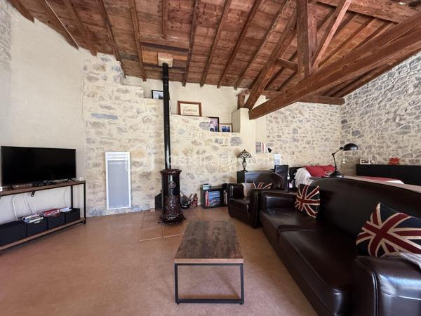 Anna Morra vous propose en exclusivité ce bien coup de cœur situé en plein centre de La Bastide-sur-l’Hers, charmant village paisible et convivial, idéalement placé entre Toulouse et Carcassonne.

Ce loft d’environ 80 m² habitables séduit par son authenticité et son potentiel. 
Les pierres et poutres apparentes, ainsi que le mur principal, ancien mur du village, lui confèrent un caractère unique.

La toiture est neuve et le bien est vendu entièrement meublé, prêt à être occupé.

Au rez-de-chaussée, un vaste garage de 40 m², équipé en eau et électricité, dispose d’une large ouverture permettant de stationner un camping-car ou un grand véhicule. Il reste modulable : une partie ou la totalité peut être transformée en surface habitable selon vos projets.

Vous trouverez également une grande entrée d’environ 12 m² et une salle d’eau avec WC de 8 m², équipée d’un sèche-serviettes.

Il est possible de garer un ou deux véhicules directement devant le bien, pratique au quotidien.

À l’étage, un espace chaleureux d’environ 60 m² comprend un coin nuit, une cuisine ouverte, un salon-salle à manger et un poêle à bois GODIN qui suffit largement à chauffer toute la surface. Des radiateurs électriques viennent compléter l’installation pour un confort optimal.

Les fenêtres en aluminium double vitrage et les volets roulants électriques assurent modernité et praticité.

À proximité immédiate, un terrain non constructible de 810 m², viabilisé en eau, complète l’ensemble. Sans vis-à-vis et au calme, il dispose d’un chalet bois autorisé et d’un abri de jardin.

Ce terrain peut être utilisé comme jardin, potager, espace de détente, ou aménagé pour un projet gîte ou Airbnb avec installation de panneaux solaires et toilettes sèches.

La Bastide-sur-l’Hers est un village vivant et convivial, avec commerces et services accessibles à pied. Vous profitez d’un cadre naturel privilégié, proche de Mirepoix, Lavelanet et des sites touristiques de l’Ariège.

Ce bien s’adapte à plusieurs profils : résidence principale confortable, résidence secondaire de charme, projet Airbnb, gîte ou hébergement insolite, ou simplement havre de paix avec jardin et potager.

Un bien rare, authentique et modulable, à découvrir sans tarder.