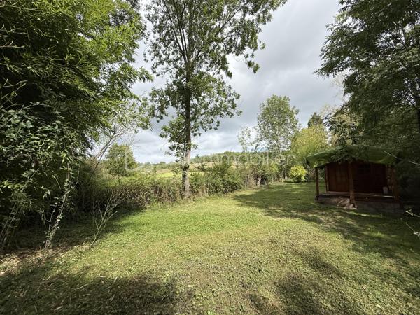 Anna Morra vous propose en exclusivité ce bien coup de cœur situé en plein centre de La Bastide-sur-l’Hers, charmant village paisible et convivial, idéalement placé entre Toulouse et Carcassonne.

Ce loft d’environ 80 m² habitables séduit par son authenticité et son potentiel. 
Les pierres et poutres apparentes, ainsi que le mur principal, ancien mur du village, lui confèrent un caractère unique.

La toiture est neuve et le bien est vendu entièrement meublé, prêt à être occupé.

Au rez-de-chaussée, un vaste garage de 40 m², équipé en eau et électricité, dispose d’une large ouverture permettant de stationner un camping-car ou un grand véhicule. Il reste modulable : une partie ou la totalité peut être transformée en surface habitable selon vos projets.

Vous trouverez également une grande entrée d’environ 12 m² et une salle d’eau avec WC de 8 m², équipée d’un sèche-serviettes.

Il est possible de garer un ou deux véhicules directement devant le bien, pratique au quotidien.

À l’étage, un espace chaleureux d’environ 60 m² comprend un coin nuit, une cuisine ouverte, un salon-salle à manger et un poêle à bois GODIN qui suffit largement à chauffer toute la surface. Des radiateurs électriques viennent compléter l’installation pour un confort optimal.

Les fenêtres en aluminium double vitrage et les volets roulants électriques assurent modernité et praticité.

À proximité immédiate, un terrain non constructible de 810 m², viabilisé en eau, complète l’ensemble. Sans vis-à-vis et au calme, il dispose d’un chalet bois autorisé et d’un abri de jardin.

Ce terrain peut être utilisé comme jardin, potager, espace de détente, ou aménagé pour un projet gîte ou Airbnb avec installation de panneaux solaires et toilettes sèches.

La Bastide-sur-l’Hers est un village vivant et convivial, avec commerces et services accessibles à pied. Vous profitez d’un cadre naturel privilégié, proche de Mirepoix, Lavelanet et des sites touristiques de l’Ariège.

Ce bien s’adapte à plusieurs profils : résidence principale confortable, résidence secondaire de charme, projet Airbnb, gîte ou hébergement insolite, ou simplement havre de paix avec jardin et potager.

Un bien rare, authentique et modulable, à découvrir sans tarder.