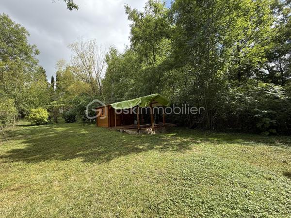 Anna Morra vous propose en exclusivité ce bien coup de cœur situé en plein centre de La Bastide-sur-l’Hers, charmant village paisible et convivial, idéalement placé entre Toulouse et Carcassonne.

Ce loft d’environ 80 m² habitables séduit par son authenticité et son potentiel. 
Les pierres et poutres apparentes, ainsi que le mur principal, ancien mur du village, lui confèrent un caractère unique.

La toiture est neuve et le bien est vendu entièrement meublé, prêt à être occupé.

Au rez-de-chaussée, un vaste garage de 40 m², équipé en eau et électricité, dispose d’une large ouverture permettant de stationner un camping-car ou un grand véhicule. Il reste modulable : une partie ou la totalité peut être transformée en surface habitable selon vos projets.

Vous trouverez également une grande entrée d’environ 12 m² et une salle d’eau avec WC de 8 m², équipée d’un sèche-serviettes.

Il est possible de garer un ou deux véhicules directement devant le bien, pratique au quotidien.

À l’étage, un espace chaleureux d’environ 60 m² comprend un coin nuit, une cuisine ouverte, un salon-salle à manger et un poêle à bois GODIN qui suffit largement à chauffer toute la surface. Des radiateurs électriques viennent compléter l’installation pour un confort optimal.

Les fenêtres en aluminium double vitrage et les volets roulants électriques assurent modernité et praticité.

À proximité immédiate, un terrain non constructible de 810 m², viabilisé en eau, complète l’ensemble. Sans vis-à-vis et au calme, il dispose d’un chalet bois autorisé et d’un abri de jardin.

Ce terrain peut être utilisé comme jardin, potager, espace de détente, ou aménagé pour un projet gîte ou Airbnb avec installation de panneaux solaires et toilettes sèches.

La Bastide-sur-l’Hers est un village vivant et convivial, avec commerces et services accessibles à pied. Vous profitez d’un cadre naturel privilégié, proche de Mirepoix, Lavelanet et des sites touristiques de l’Ariège.

Ce bien s’adapte à plusieurs profils : résidence principale confortable, résidence secondaire de charme, projet Airbnb, gîte ou hébergement insolite, ou simplement havre de paix avec jardin et potager.

Un bien rare, authentique et modulable, à découvrir sans tarder.