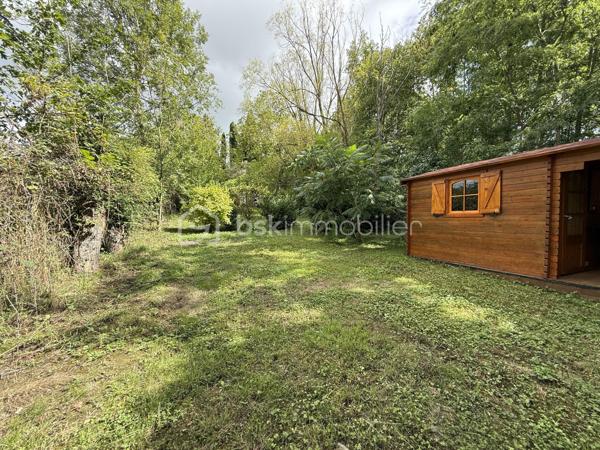Anna Morra vous propose en exclusivité ce bien coup de cœur situé en plein centre de La Bastide-sur-l’Hers, charmant village paisible et convivial, idéalement placé entre Toulouse et Carcassonne.

Ce loft d’environ 80 m² habitables séduit par son authenticité et son potentiel. 
Les pierres et poutres apparentes, ainsi que le mur principal, ancien mur du village, lui confèrent un caractère unique.

La toiture est neuve et le bien est vendu entièrement meublé, prêt à être occupé.

Au rez-de-chaussée, un vaste garage de 40 m², équipé en eau et électricité, dispose d’une large ouverture permettant de stationner un camping-car ou un grand véhicule. Il reste modulable : une partie ou la totalité peut être transformée en surface habitable selon vos projets.

Vous trouverez également une grande entrée d’environ 12 m² et une salle d’eau avec WC de 8 m², équipée d’un sèche-serviettes.

Il est possible de garer un ou deux véhicules directement devant le bien, pratique au quotidien.

À l’étage, un espace chaleureux d’environ 60 m² comprend un coin nuit, une cuisine ouverte, un salon-salle à manger et un poêle à bois GODIN qui suffit largement à chauffer toute la surface. Des radiateurs électriques viennent compléter l’installation pour un confort optimal.

Les fenêtres en aluminium double vitrage et les volets roulants électriques assurent modernité et praticité.

À proximité immédiate, un terrain non constructible de 810 m², viabilisé en eau, complète l’ensemble. Sans vis-à-vis et au calme, il dispose d’un chalet bois autorisé et d’un abri de jardin.

Ce terrain peut être utilisé comme jardin, potager, espace de détente, ou aménagé pour un projet gîte ou Airbnb avec installation de panneaux solaires et toilettes sèches.

La Bastide-sur-l’Hers est un village vivant et convivial, avec commerces et services accessibles à pied. Vous profitez d’un cadre naturel privilégié, proche de Mirepoix, Lavelanet et des sites touristiques de l’Ariège.

Ce bien s’adapte à plusieurs profils : résidence principale confortable, résidence secondaire de charme, projet Airbnb, gîte ou hébergement insolite, ou simplement havre de paix avec jardin et potager.

Un bien rare, authentique et modulable, à découvrir sans tarder.