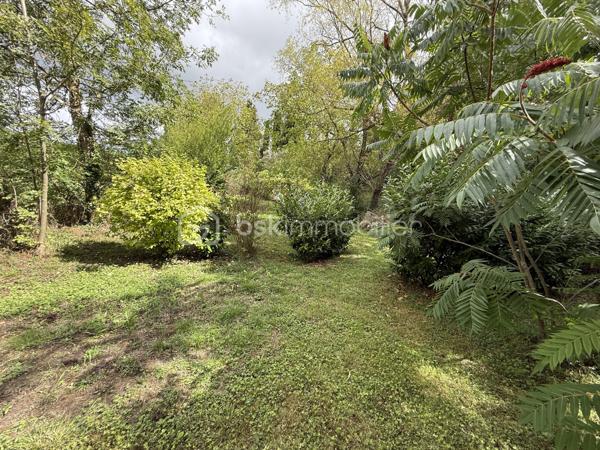 Anna Morra vous propose en exclusivité ce bien coup de cœur situé en plein centre de La Bastide-sur-l’Hers, charmant village paisible et convivial, idéalement placé entre Toulouse et Carcassonne.

Ce loft d’environ 80 m² habitables séduit par son authenticité et son potentiel. 
Les pierres et poutres apparentes, ainsi que le mur principal, ancien mur du village, lui confèrent un caractère unique.

La toiture est neuve et le bien est vendu entièrement meublé, prêt à être occupé.

Au rez-de-chaussée, un vaste garage de 40 m², équipé en eau et électricité, dispose d’une large ouverture permettant de stationner un camping-car ou un grand véhicule. Il reste modulable : une partie ou la totalité peut être transformée en surface habitable selon vos projets.

Vous trouverez également une grande entrée d’environ 12 m² et une salle d’eau avec WC de 8 m², équipée d’un sèche-serviettes.

Il est possible de garer un ou deux véhicules directement devant le bien, pratique au quotidien.

À l’étage, un espace chaleureux d’environ 60 m² comprend un coin nuit, une cuisine ouverte, un salon-salle à manger et un poêle à bois GODIN qui suffit largement à chauffer toute la surface. Des radiateurs électriques viennent compléter l’installation pour un confort optimal.

Les fenêtres en aluminium double vitrage et les volets roulants électriques assurent modernité et praticité.

À proximité immédiate, un terrain non constructible de 810 m², viabilisé en eau, complète l’ensemble. Sans vis-à-vis et au calme, il dispose d’un chalet bois autorisé et d’un abri de jardin.

Ce terrain peut être utilisé comme jardin, potager, espace de détente, ou aménagé pour un projet gîte ou Airbnb avec installation de panneaux solaires et toilettes sèches.

La Bastide-sur-l’Hers est un village vivant et convivial, avec commerces et services accessibles à pied. Vous profitez d’un cadre naturel privilégié, proche de Mirepoix, Lavelanet et des sites touristiques de l’Ariège.

Ce bien s’adapte à plusieurs profils : résidence principale confortable, résidence secondaire de charme, projet Airbnb, gîte ou hébergement insolite, ou simplement havre de paix avec jardin et potager.

Un bien rare, authentique et modulable, à découvrir sans tarder.