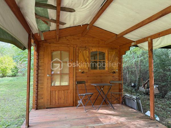Anna Morra vous propose en exclusivité ce bien coup de cœur situé en plein centre de La Bastide-sur-l’Hers, charmant village paisible et convivial, idéalement placé entre Toulouse et Carcassonne.

Ce loft d’environ 80 m² habitables séduit par son authenticité et son potentiel. 
Les pierres et poutres apparentes, ainsi que le mur principal, ancien mur du village, lui confèrent un caractère unique.

La toiture est neuve et le bien est vendu entièrement meublé, prêt à être occupé.

Au rez-de-chaussée, un vaste garage de 40 m², équipé en eau et électricité, dispose d’une large ouverture permettant de stationner un camping-car ou un grand véhicule. Il reste modulable : une partie ou la totalité peut être transformée en surface habitable selon vos projets.

Vous trouverez également une grande entrée d’environ 12 m² et une salle d’eau avec WC de 8 m², équipée d’un sèche-serviettes.

Il est possible de garer un ou deux véhicules directement devant le bien, pratique au quotidien.

À l’étage, un espace chaleureux d’environ 60 m² comprend un coin nuit, une cuisine ouverte, un salon-salle à manger et un poêle à bois GODIN qui suffit largement à chauffer toute la surface. Des radiateurs électriques viennent compléter l’installation pour un confort optimal.

Les fenêtres en aluminium double vitrage et les volets roulants électriques assurent modernité et praticité.

À proximité immédiate, un terrain non constructible de 810 m², viabilisé en eau, complète l’ensemble. Sans vis-à-vis et au calme, il dispose d’un chalet bois autorisé et d’un abri de jardin.

Ce terrain peut être utilisé comme jardin, potager, espace de détente, ou aménagé pour un projet gîte ou Airbnb avec installation de panneaux solaires et toilettes sèches.

La Bastide-sur-l’Hers est un village vivant et convivial, avec commerces et services accessibles à pied. Vous profitez d’un cadre naturel privilégié, proche de Mirepoix, Lavelanet et des sites touristiques de l’Ariège.

Ce bien s’adapte à plusieurs profils : résidence principale confortable, résidence secondaire de charme, projet Airbnb, gîte ou hébergement insolite, ou simplement havre de paix avec jardin et potager.

Un bien rare, authentique et modulable, à découvrir sans tarder.