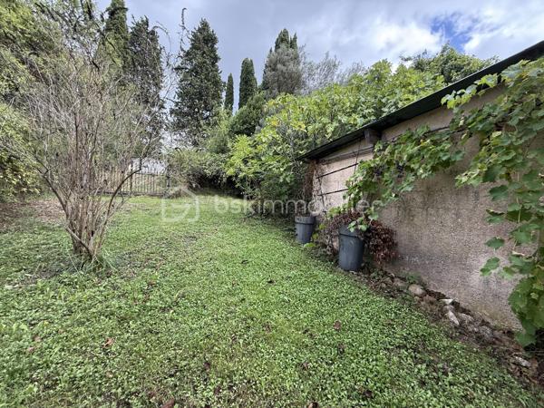 Anna Morra vous propose en exclusivité ce bien coup de cœur situé en plein centre de La Bastide-sur-l’Hers, charmant village paisible et convivial, idéalement placé entre Toulouse et Carcassonne.

Ce loft d’environ 80 m² habitables séduit par son authenticité et son potentiel. 
Les pierres et poutres apparentes, ainsi que le mur principal, ancien mur du village, lui confèrent un caractère unique.

La toiture est neuve et le bien est vendu entièrement meublé, prêt à être occupé.

Au rez-de-chaussée, un vaste garage de 40 m², équipé en eau et électricité, dispose d’une large ouverture permettant de stationner un camping-car ou un grand véhicule. Il reste modulable : une partie ou la totalité peut être transformée en surface habitable selon vos projets.

Vous trouverez également une grande entrée d’environ 12 m² et une salle d’eau avec WC de 8 m², équipée d’un sèche-serviettes.

Il est possible de garer un ou deux véhicules directement devant le bien, pratique au quotidien.

À l’étage, un espace chaleureux d’environ 60 m² comprend un coin nuit, une cuisine ouverte, un salon-salle à manger et un poêle à bois GODIN qui suffit largement à chauffer toute la surface. Des radiateurs électriques viennent compléter l’installation pour un confort optimal.

Les fenêtres en aluminium double vitrage et les volets roulants électriques assurent modernité et praticité.

À proximité immédiate, un terrain non constructible de 810 m², viabilisé en eau, complète l’ensemble. Sans vis-à-vis et au calme, il dispose d’un chalet bois autorisé et d’un abri de jardin.

Ce terrain peut être utilisé comme jardin, potager, espace de détente, ou aménagé pour un projet gîte ou Airbnb avec installation de panneaux solaires et toilettes sèches.

La Bastide-sur-l’Hers est un village vivant et convivial, avec commerces et services accessibles à pied. Vous profitez d’un cadre naturel privilégié, proche de Mirepoix, Lavelanet et des sites touristiques de l’Ariège.

Ce bien s’adapte à plusieurs profils : résidence principale confortable, résidence secondaire de charme, projet Airbnb, gîte ou hébergement insolite, ou simplement havre de paix avec jardin et potager.

Un bien rare, authentique et modulable, à découvrir sans tarder.