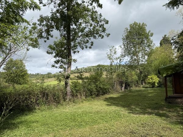 Anna Morra vous propose en exclusivité ce bien coup de cœur situé en plein centre de La Bastide-sur-l’Hers, charmant village paisible et convivial, idéalement placé entre Toulouse et Carcassonne.

Ce loft d’environ 80 m² habitables séduit par son authenticité et son potentiel. 
Les pierres et poutres apparentes, ainsi que le mur principal, ancien mur du village, lui confèrent un caractère unique.

La toiture est neuve et le bien est vendu entièrement meublé, prêt à être occupé.

Au rez-de-chaussée, un vaste garage de 40 m², équipé en eau et électricité, dispose d’une large ouverture permettant de stationner un camping-car ou un grand véhicule. Il reste modulable : une partie ou la totalité peut être transformée en surface habitable selon vos projets.

Vous trouverez également une grande entrée d’environ 12 m² et une salle d’eau avec WC de 8 m², équipée d’un sèche-serviettes.

Il est possible de garer un ou deux véhicules directement devant le bien, pratique au quotidien.

À l’étage, un espace chaleureux d’environ 60 m² comprend un coin nuit, une cuisine ouverte, un salon-salle à manger et un poêle à bois GODIN qui suffit largement à chauffer toute la surface. Des radiateurs électriques viennent compléter l’installation pour un confort optimal.

Les fenêtres en aluminium double vitrage et les volets roulants électriques assurent modernité et praticité.

À proximité immédiate, un terrain non constructible de 810 m², viabilisé en eau, complète l’ensemble. Sans vis-à-vis et au calme, il dispose d’un chalet bois autorisé et d’un abri de jardin.

Ce terrain peut être utilisé comme jardin, potager, espace de détente, ou aménagé pour un projet gîte ou Airbnb avec installation de panneaux solaires et toilettes sèches.

La Bastide-sur-l’Hers est un village vivant et convivial, avec commerces et services accessibles à pied. Vous profitez d’un cadre naturel privilégié, proche de Mirepoix, Lavelanet et des sites touristiques de l’Ariège.

Ce bien s’adapte à plusieurs profils : résidence principale confortable, résidence secondaire de charme, projet Airbnb, gîte ou hébergement insolite, ou simplement havre de paix avec jardin et potager.

Un bien rare, authentique et modulable, à découvrir sans tarder.
