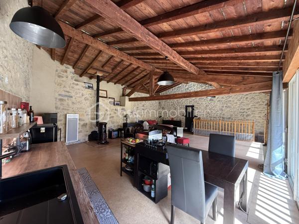 Anna Morra vous propose en exclusivité ce bien coup de cœur situé en plein centre de La Bastide-sur-l’Hers, charmant village paisible et convivial, idéalement placé entre Toulouse et Carcassonne.

Ce loft d’environ 80 m² habitables séduit par son authenticité et son potentiel. 
Les pierres et poutres apparentes, ainsi que le mur principal, ancien mur du village, lui confèrent un caractère unique.

La toiture est neuve et le bien est vendu entièrement meublé, prêt à être occupé.

Au rez-de-chaussée, un vaste garage de 40 m², équipé en eau et électricité, dispose d’une large ouverture permettant de stationner un camping-car ou un grand véhicule. Il reste modulable : une partie ou la totalité peut être transformée en surface habitable selon vos projets.

Vous trouverez également une grande entrée d’environ 12 m² et une salle d’eau avec WC de 8 m², équipée d’un sèche-serviettes.

Il est possible de garer un ou deux véhicules directement devant le bien, pratique au quotidien.

À l’étage, un espace chaleureux d’environ 60 m² comprend un coin nuit, une cuisine ouverte, un salon-salle à manger et un poêle à bois GODIN qui suffit largement à chauffer toute la surface. Des radiateurs électriques viennent compléter l’installation pour un confort optimal.

Les fenêtres en aluminium double vitrage et les volets roulants électriques assurent modernité et praticité.

À proximité immédiate, un terrain non constructible de 810 m², viabilisé en eau, complète l’ensemble. Sans vis-à-vis et au calme, il dispose d’un chalet bois autorisé et d’un abri de jardin.

Ce terrain peut être utilisé comme jardin, potager, espace de détente, ou aménagé pour un projet gîte ou Airbnb avec installation de panneaux solaires et toilettes sèches.

La Bastide-sur-l’Hers est un village vivant et convivial, avec commerces et services accessibles à pied. Vous profitez d’un cadre naturel privilégié, proche de Mirepoix, Lavelanet et des sites touristiques de l’Ariège.

Ce bien s’adapte à plusieurs profils : résidence principale confortable, résidence secondaire de charme, projet Airbnb, gîte ou hébergement insolite, ou simplement havre de paix avec jardin et potager.

Un bien rare, authentique et modulable, à découvrir sans tarder.