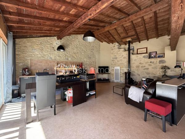 Anna Morra vous propose en exclusivité ce bien coup de cœur situé en plein centre de La Bastide-sur-l’Hers, charmant village paisible et convivial, idéalement placé entre Toulouse et Carcassonne.

Ce loft d’environ 80 m² habitables séduit par son authenticité et son potentiel. 
Les pierres et poutres apparentes, ainsi que le mur principal, ancien mur du village, lui confèrent un caractère unique.

La toiture est neuve et le bien est vendu entièrement meublé, prêt à être occupé.

Au rez-de-chaussée, un vaste garage de 40 m², équipé en eau et électricité, dispose d’une large ouverture permettant de stationner un camping-car ou un grand véhicule. Il reste modulable : une partie ou la totalité peut être transformée en surface habitable selon vos projets.

Vous trouverez également une grande entrée d’environ 12 m² et une salle d’eau avec WC de 8 m², équipée d’un sèche-serviettes.

Il est possible de garer un ou deux véhicules directement devant le bien, pratique au quotidien.

À l’étage, un espace chaleureux d’environ 60 m² comprend un coin nuit, une cuisine ouverte, un salon-salle à manger et un poêle à bois GODIN qui suffit largement à chauffer toute la surface. Des radiateurs électriques viennent compléter l’installation pour un confort optimal.

Les fenêtres en aluminium double vitrage et les volets roulants électriques assurent modernité et praticité.

À proximité immédiate, un terrain non constructible de 810 m², viabilisé en eau, complète l’ensemble. Sans vis-à-vis et au calme, il dispose d’un chalet bois autorisé et d’un abri de jardin.

Ce terrain peut être utilisé comme jardin, potager, espace de détente, ou aménagé pour un projet gîte ou Airbnb avec installation de panneaux solaires et toilettes sèches.

La Bastide-sur-l’Hers est un village vivant et convivial, avec commerces et services accessibles à pied. Vous profitez d’un cadre naturel privilégié, proche de Mirepoix, Lavelanet et des sites touristiques de l’Ariège.

Ce bien s’adapte à plusieurs profils : résidence principale confortable, résidence secondaire de charme, projet Airbnb, gîte ou hébergement insolite, ou simplement havre de paix avec jardin et potager.

Un bien rare, authentique et modulable, à découvrir sans tarder.