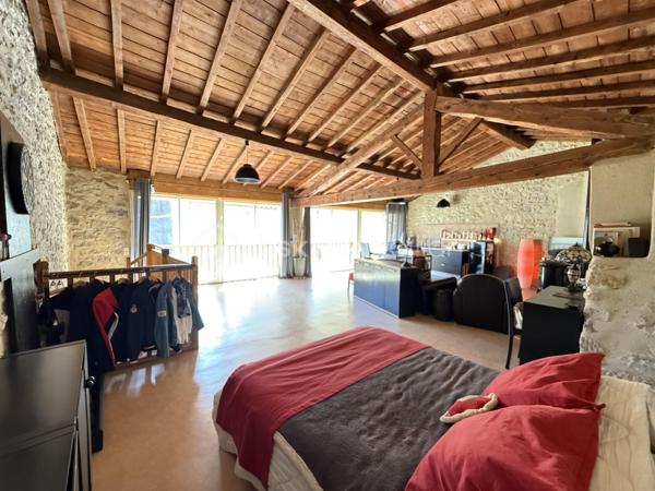 Anna Morra vous propose en exclusivité ce bien coup de cœur situé en plein centre de La Bastide-sur-l’Hers, charmant village paisible et convivial, idéalement placé entre Toulouse et Carcassonne.

Ce loft d’environ 80 m² habitables séduit par son authenticité et son potentiel. 
Les pierres et poutres apparentes, ainsi que le mur principal, ancien mur du village, lui confèrent un caractère unique.

La toiture est neuve et le bien est vendu entièrement meublé, prêt à être occupé.

Au rez-de-chaussée, un vaste garage de 40 m², équipé en eau et électricité, dispose d’une large ouverture permettant de stationner un camping-car ou un grand véhicule. Il reste modulable : une partie ou la totalité peut être transformée en surface habitable selon vos projets.

Vous trouverez également une grande entrée d’environ 12 m² et une salle d’eau avec WC de 8 m², équipée d’un sèche-serviettes.

Il est possible de garer un ou deux véhicules directement devant le bien, pratique au quotidien.

À l’étage, un espace chaleureux d’environ 60 m² comprend un coin nuit, une cuisine ouverte, un salon-salle à manger et un poêle à bois GODIN qui suffit largement à chauffer toute la surface. Des radiateurs électriques viennent compléter l’installation pour un confort optimal.

Les fenêtres en aluminium double vitrage et les volets roulants électriques assurent modernité et praticité.

À proximité immédiate, un terrain non constructible de 810 m², viabilisé en eau, complète l’ensemble. Sans vis-à-vis et au calme, il dispose d’un chalet bois autorisé et d’un abri de jardin.

Ce terrain peut être utilisé comme jardin, potager, espace de détente, ou aménagé pour un projet gîte ou Airbnb avec installation de panneaux solaires et toilettes sèches.

La Bastide-sur-l’Hers est un village vivant et convivial, avec commerces et services accessibles à pied. Vous profitez d’un cadre naturel privilégié, proche de Mirepoix, Lavelanet et des sites touristiques de l’Ariège.

Ce bien s’adapte à plusieurs profils : résidence principale confortable, résidence secondaire de charme, projet Airbnb, gîte ou hébergement insolite, ou simplement havre de paix avec jardin et potager.

Un bien rare, authentique et modulable, à découvrir sans tarder.