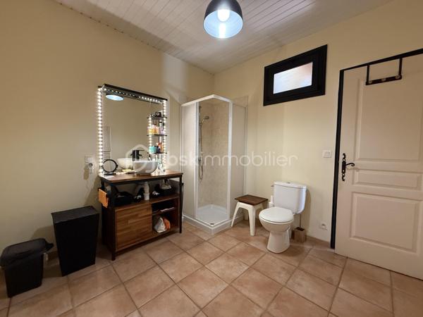 Anna Morra vous propose en exclusivité ce bien coup de cœur situé en plein centre de La Bastide-sur-l’Hers, charmant village paisible et convivial, idéalement placé entre Toulouse et Carcassonne.

Ce loft d’environ 80 m² habitables séduit par son authenticité et son potentiel. 
Les pierres et poutres apparentes, ainsi que le mur principal, ancien mur du village, lui confèrent un caractère unique.

La toiture est neuve et le bien est vendu entièrement meublé, prêt à être occupé.

Au rez-de-chaussée, un vaste garage de 40 m², équipé en eau et électricité, dispose d’une large ouverture permettant de stationner un camping-car ou un grand véhicule. Il reste modulable : une partie ou la totalité peut être transformée en surface habitable selon vos projets.

Vous trouverez également une grande entrée d’environ 12 m² et une salle d’eau avec WC de 8 m², équipée d’un sèche-serviettes.

Il est possible de garer un ou deux véhicules directement devant le bien, pratique au quotidien.

À l’étage, un espace chaleureux d’environ 60 m² comprend un coin nuit, une cuisine ouverte, un salon-salle à manger et un poêle à bois GODIN qui suffit largement à chauffer toute la surface. Des radiateurs électriques viennent compléter l’installation pour un confort optimal.

Les fenêtres en aluminium double vitrage et les volets roulants électriques assurent modernité et praticité.

À proximité immédiate, un terrain non constructible de 810 m², viabilisé en eau, complète l’ensemble. Sans vis-à-vis et au calme, il dispose d’un chalet bois autorisé et d’un abri de jardin.

Ce terrain peut être utilisé comme jardin, potager, espace de détente, ou aménagé pour un projet gîte ou Airbnb avec installation de panneaux solaires et toilettes sèches.

La Bastide-sur-l’Hers est un village vivant et convivial, avec commerces et services accessibles à pied. Vous profitez d’un cadre naturel privilégié, proche de Mirepoix, Lavelanet et des sites touristiques de l’Ariège.

Ce bien s’adapte à plusieurs profils : résidence principale confortable, résidence secondaire de charme, projet Airbnb, gîte ou hébergement insolite, ou simplement havre de paix avec jardin et potager.

Un bien rare, authentique et modulable, à découvrir sans tarder.