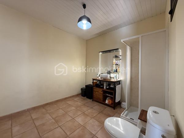 Anna Morra vous propose en exclusivité ce bien coup de cœur situé en plein centre de La Bastide-sur-l’Hers, charmant village paisible et convivial, idéalement placé entre Toulouse et Carcassonne.

Ce loft d’environ 80 m² habitables séduit par son authenticité et son potentiel. 
Les pierres et poutres apparentes, ainsi que le mur principal, ancien mur du village, lui confèrent un caractère unique.

La toiture est neuve et le bien est vendu entièrement meublé, prêt à être occupé.

Au rez-de-chaussée, un vaste garage de 40 m², équipé en eau et électricité, dispose d’une large ouverture permettant de stationner un camping-car ou un grand véhicule. Il reste modulable : une partie ou la totalité peut être transformée en surface habitable selon vos projets.

Vous trouverez également une grande entrée d’environ 12 m² et une salle d’eau avec WC de 8 m², équipée d’un sèche-serviettes.

Il est possible de garer un ou deux véhicules directement devant le bien, pratique au quotidien.

À l’étage, un espace chaleureux d’environ 60 m² comprend un coin nuit, une cuisine ouverte, un salon-salle à manger et un poêle à bois GODIN qui suffit largement à chauffer toute la surface. Des radiateurs électriques viennent compléter l’installation pour un confort optimal.

Les fenêtres en aluminium double vitrage et les volets roulants électriques assurent modernité et praticité.

À proximité immédiate, un terrain non constructible de 810 m², viabilisé en eau, complète l’ensemble. Sans vis-à-vis et au calme, il dispose d’un chalet bois autorisé et d’un abri de jardin.

Ce terrain peut être utilisé comme jardin, potager, espace de détente, ou aménagé pour un projet gîte ou Airbnb avec installation de panneaux solaires et toilettes sèches.

La Bastide-sur-l’Hers est un village vivant et convivial, avec commerces et services accessibles à pied. Vous profitez d’un cadre naturel privilégié, proche de Mirepoix, Lavelanet et des sites touristiques de l’Ariège.

Ce bien s’adapte à plusieurs profils : résidence principale confortable, résidence secondaire de charme, projet Airbnb, gîte ou hébergement insolite, ou simplement havre de paix avec jardin et potager.

Un bien rare, authentique et modulable, à découvrir sans tarder.