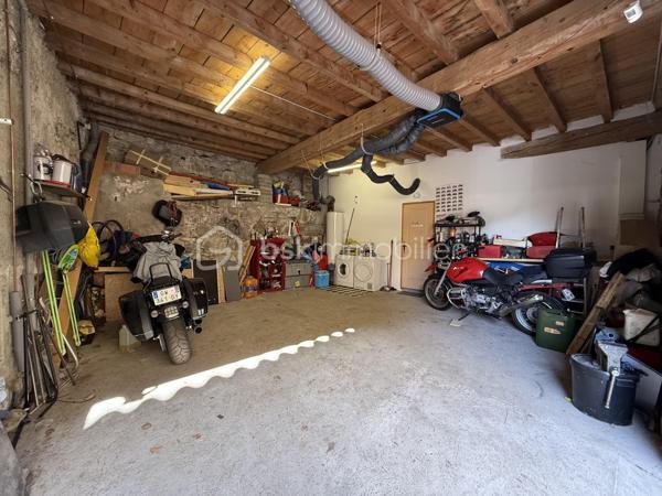 Anna Morra vous propose en exclusivité ce bien coup de cœur situé en plein centre de La Bastide-sur-l’Hers, charmant village paisible et convivial, idéalement placé entre Toulouse et Carcassonne.

Ce loft d’environ 80 m² habitables séduit par son authenticité et son potentiel. 
Les pierres et poutres apparentes, ainsi que le mur principal, ancien mur du village, lui confèrent un caractère unique.

La toiture est neuve et le bien est vendu entièrement meublé, prêt à être occupé.

Au rez-de-chaussée, un vaste garage de 40 m², équipé en eau et électricité, dispose d’une large ouverture permettant de stationner un camping-car ou un grand véhicule. Il reste modulable : une partie ou la totalité peut être transformée en surface habitable selon vos projets.

Vous trouverez également une grande entrée d’environ 12 m² et une salle d’eau avec WC de 8 m², équipée d’un sèche-serviettes.

Il est possible de garer un ou deux véhicules directement devant le bien, pratique au quotidien.

À l’étage, un espace chaleureux d’environ 60 m² comprend un coin nuit, une cuisine ouverte, un salon-salle à manger et un poêle à bois GODIN qui suffit largement à chauffer toute la surface. Des radiateurs électriques viennent compléter l’installation pour un confort optimal.

Les fenêtres en aluminium double vitrage et les volets roulants électriques assurent modernité et praticité.

À proximité immédiate, un terrain non constructible de 810 m², viabilisé en eau, complète l’ensemble. Sans vis-à-vis et au calme, il dispose d’un chalet bois autorisé et d’un abri de jardin.

Ce terrain peut être utilisé comme jardin, potager, espace de détente, ou aménagé pour un projet gîte ou Airbnb avec installation de panneaux solaires et toilettes sèches.

La Bastide-sur-l’Hers est un village vivant et convivial, avec commerces et services accessibles à pied. Vous profitez d’un cadre naturel privilégié, proche de Mirepoix, Lavelanet et des sites touristiques de l’Ariège.

Ce bien s’adapte à plusieurs profils : résidence principale confortable, résidence secondaire de charme, projet Airbnb, gîte ou hébergement insolite, ou simplement havre de paix avec jardin et potager.

Un bien rare, authentique et modulable, à découvrir sans tarder.