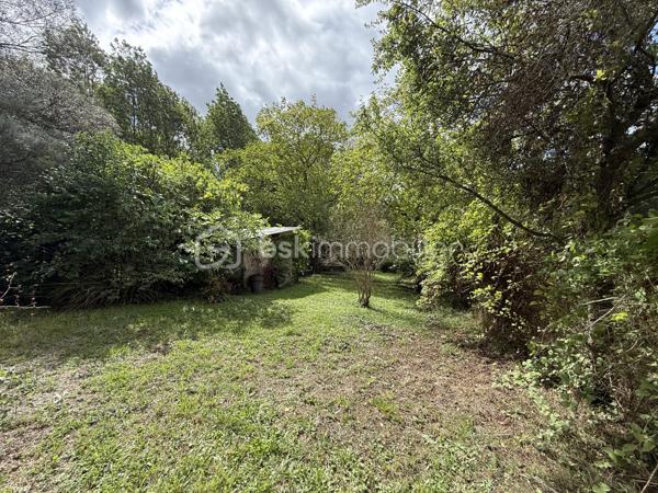 Anna Morra vous propose en exclusivité ce bien coup de cœur situé en plein centre de La Bastide-sur-l’Hers, charmant village paisible et convivial, idéalement placé entre Toulouse et Carcassonne.

Ce loft d’environ 80 m² habitables séduit par son authenticité et son potentiel. 
Les pierres et poutres apparentes, ainsi que le mur principal, ancien mur du village, lui confèrent un caractère unique.

La toiture est neuve et le bien est vendu entièrement meublé, prêt à être occupé.

Au rez-de-chaussée, un vaste garage de 40 m², équipé en eau et électricité, dispose d’une large ouverture permettant de stationner un camping-car ou un grand véhicule. Il reste modulable : une partie ou la totalité peut être transformée en surface habitable selon vos projets.

Vous trouverez également une grande entrée d’environ 12 m² et une salle d’eau avec WC de 8 m², équipée d’un sèche-serviettes.

Il est possible de garer un ou deux véhicules directement devant le bien, pratique au quotidien.

À l’étage, un espace chaleureux d’environ 60 m² comprend un coin nuit, une cuisine ouverte, un salon-salle à manger et un poêle à bois GODIN qui suffit largement à chauffer toute la surface. Des radiateurs électriques viennent compléter l’installation pour un confort optimal.

Les fenêtres en aluminium double vitrage et les volets roulants électriques assurent modernité et praticité.

À proximité immédiate, un terrain non constructible de 810 m², viabilisé en eau, complète l’ensemble. Sans vis-à-vis et au calme, il dispose d’un chalet bois autorisé et d’un abri de jardin.

Ce terrain peut être utilisé comme jardin, potager, espace de détente, ou aménagé pour un projet gîte ou Airbnb avec installation de panneaux solaires et toilettes sèches.

La Bastide-sur-l’Hers est un village vivant et convivial, avec commerces et services accessibles à pied. Vous profitez d’un cadre naturel privilégié, proche de Mirepoix, Lavelanet et des sites touristiques de l’Ariège.

Ce bien s’adapte à plusieurs profils : résidence principale confortable, résidence secondaire de charme, projet Airbnb, gîte ou hébergement insolite, ou simplement havre de paix avec jardin et potager.

Un bien rare, authentique et modulable, à découvrir sans tarder.