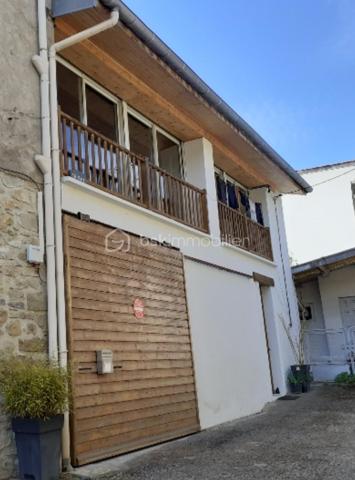 Anna Morra vous propose en exclusivité ce bien coup de cœur situé en plein centre de La Bastide-sur-l’Hers, charmant village paisible et convivial, idéalement placé entre Toulouse et Carcassonne.

Ce loft d’environ 80 m² habitables séduit par son authenticité et son potentiel. 
Les pierres et poutres apparentes, ainsi que le mur principal, ancien mur du village, lui confèrent un caractère unique.

La toiture est neuve et le bien est vendu entièrement meublé, prêt à être occupé.

Au rez-de-chaussée, un vaste garage de 40 m², équipé en eau et électricité, dispose d’une large ouverture permettant de stationner un camping-car ou un grand véhicule. Il reste modulable : une partie ou la totalité peut être transformée en surface habitable selon vos projets.

Vous trouverez également une grande entrée d’environ 12 m² et une salle d’eau avec WC de 8 m², équipée d’un sèche-serviettes.

Il est possible de garer un ou deux véhicules directement devant le bien, pratique au quotidien.

À l’étage, un espace chaleureux d’environ 60 m² comprend un coin nuit, une cuisine ouverte, un salon-salle à manger et un poêle à bois GODIN qui suffit largement à chauffer toute la surface. Des radiateurs électriques viennent compléter l’installation pour un confort optimal.

Les fenêtres en aluminium double vitrage et les volets roulants électriques assurent modernité et praticité.

À proximité immédiate, un terrain non constructible de 810 m², viabilisé en eau, complète l’ensemble. Sans vis-à-vis et au calme, il dispose d’un chalet bois autorisé et d’un abri de jardin.

Ce terrain peut être utilisé comme jardin, potager, espace de détente, ou aménagé pour un projet gîte ou Airbnb avec installation de panneaux solaires et toilettes sèches.

La Bastide-sur-l’Hers est un village vivant et convivial, avec commerces et services accessibles à pied. Vous profitez d’un cadre naturel privilégié, proche de Mirepoix, Lavelanet et des sites touristiques de l’Ariège.

Ce bien s’adapte à plusieurs profils : résidence principale confortable, résidence secondaire de charme, projet Airbnb, gîte ou hébergement insolite, ou simplement havre de paix avec jardin et potager.

Un bien rare, authentique et modulable, à découvrir sans tarder.