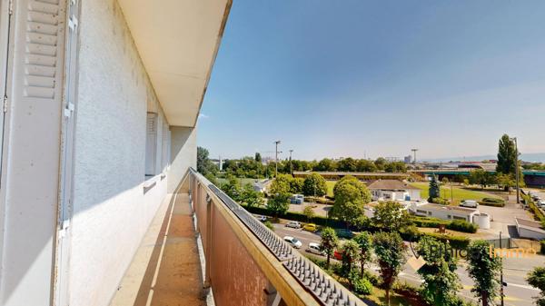 F4 rénové avec terrasse