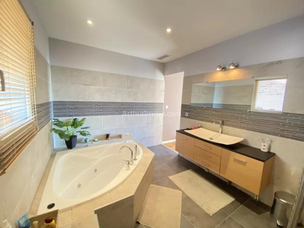 Vente                                                      Villa
                        
                     6 pièces                      147 m2                     à Draguignan