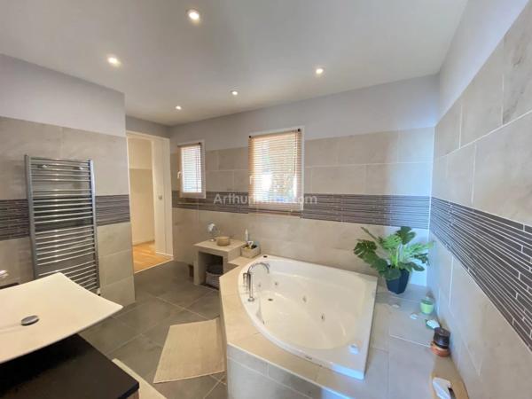 Vente                                                      Villa
                        
                     6 pièces                      147 m2                     à Draguignan