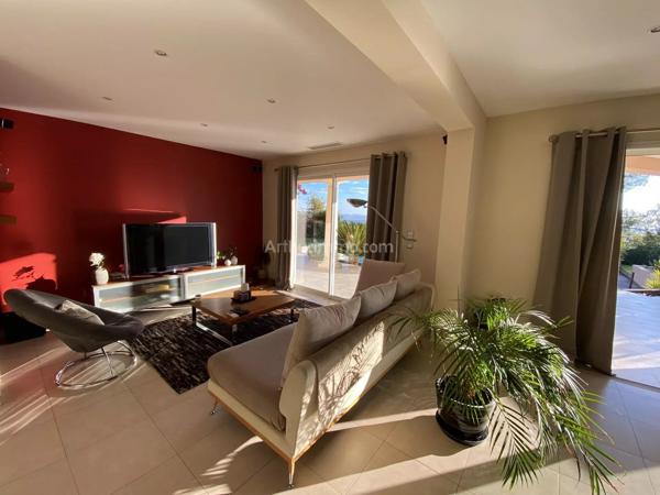 Vente                                                      Villa
                        
                     6 pièces                      147 m2                     à Draguignan