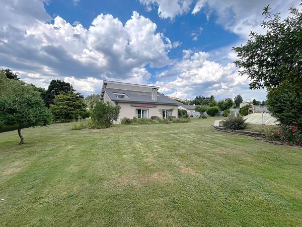 Maison architecte proche centre yssingeaux sur 2000 m2 de terrain avec piscine