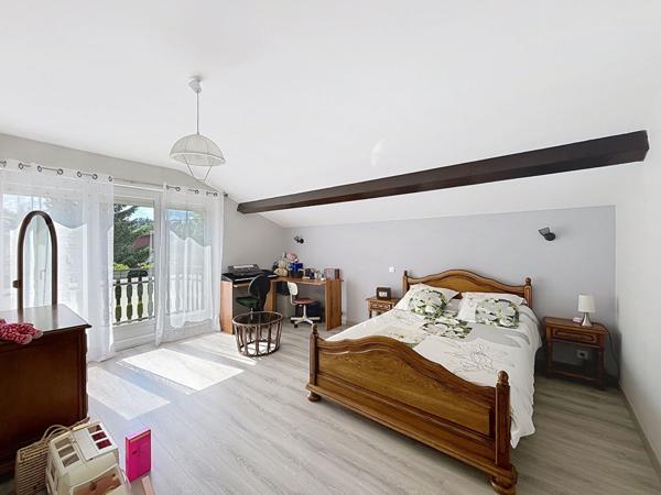 Maison architecte proche centre yssingeaux sur 2000 m2 de terrain avec piscine