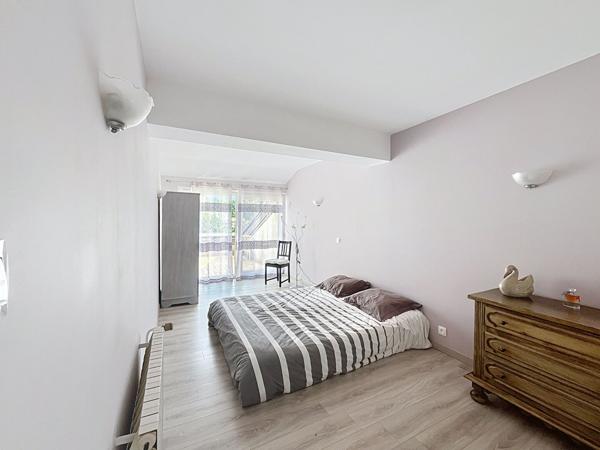 Maison architecte proche centre yssingeaux sur 2000 m2 de terrain avec piscine