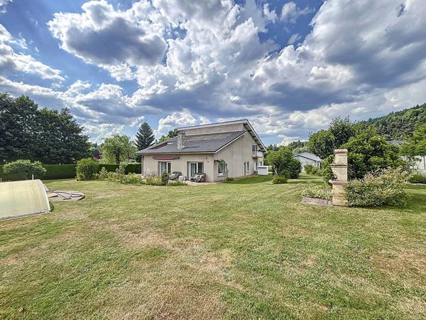 Maison architecte proche centre yssingeaux sur 2000 m2 de terrain avec piscine