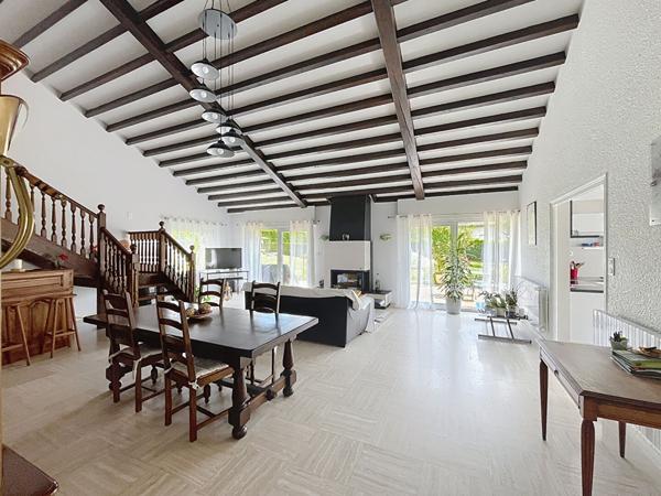 Maison architecte proche centre yssingeaux sur 2000 m2 de terrain avec piscine