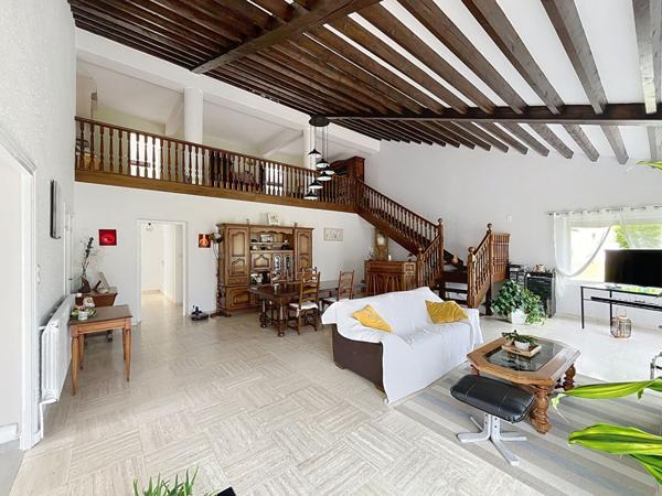 Maison architecte proche centre yssingeaux sur 2000 m2 de terrain avec piscine