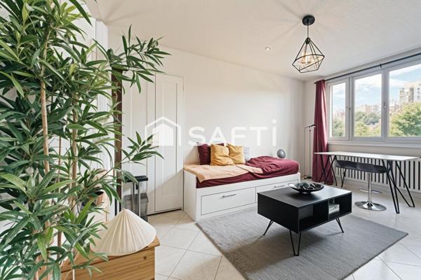 Studio lumineux avec balcon, cave et parking