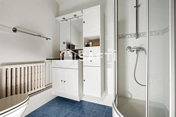 Studio lumineux avec balcon, cave et parking