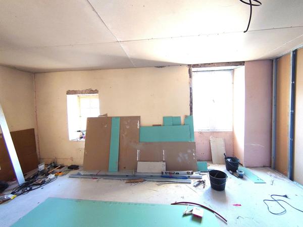 PETITE MAISON DE BOURG A TERMINER DE RENOVER