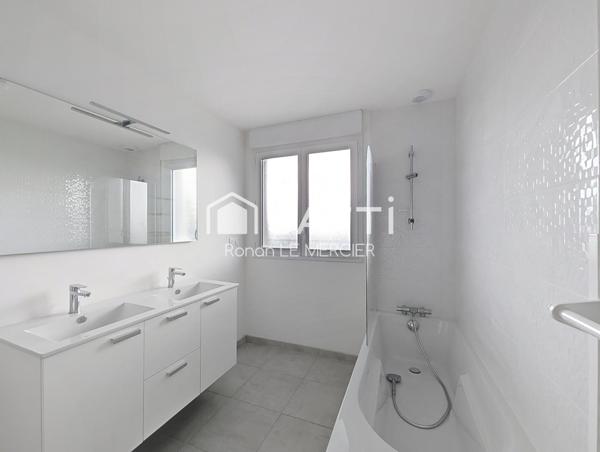 Maison neuve RE 2020 avec garage et jardin