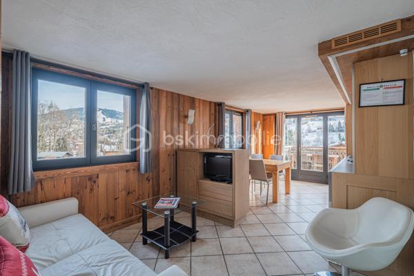 LE VILLARD, Sur un terrain de 1 170 m² environ, ce chalet de 243 m² habitable ( 345 m2 utile) incarne l’alliance parfaite entre tradition alpine et luxe contemporain. Construit avec des matériaux nobles et un savoir-faire local, il offre des volumes généreux, une luminosité remarquable et une atmosphère chaleureuse.
Découvrez ce chalet de caractère offrant une organisation optimale sur trois niveaux, mêlant indépendance, confort moderne et atmosphère chaleureuse. Une propriété idéale pour une grande famille, une résidence secondaire ou un investissement à forte polyvalence. Le rez-de-chaussée propose deux studios entièrement indépendants, chacun avec entrée privative, permettant de multiples usages : accueil d’amis ou de famille, logement pour personnel, création de revenus locatifs, ou extension naturelle de l’appartement principal.
Accessible par un escalier extérieur ou depuis le niveau inférieur, l’appartement principal offre un cadre de vie chaleureux et lumineux.
La cuisine ouverte moderne et entièrement équipée est ouverte sur un séjour convivial donnant accès à l’extérieur. L'espace nuit  est composé de trois chambres confortables, une salle d’eau contemporaine et un WC séparé.
La triple exposition assure une luminosité généreuse et une vue dégagée sur le hameau et les montagnes environnantes.
Un escalier intérieur mène à un espace plein d’authenticité, idéal pour les moments de détente ou de partage en famille. Une grande pièce de réception sous charpente avec une vue qui invite à la contemplation. L'ambiance chalet traditionnelle est parfaite pour un espace télé et un espace jeu pour les enfants. Deux chambres mansardées au charme typique, un bureau et un WC indépendant complètent cet étage.
Pour terminer, un garage double, une buanderie et une belle cave viennent parfaire ce bien.
A découvrir sans tarder.