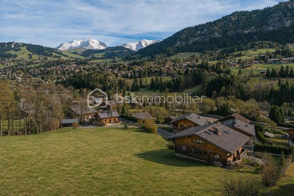 LE VILLARD, Sur un terrain de 1 170 m² environ, ce chalet de 243 m² habitable ( 345 m2 utile) incarne l’alliance parfaite entre tradition alpine et luxe contemporain. Construit avec des matériaux nobles et un savoir-faire local, il offre des volumes généreux, une luminosité remarquable et une atmosphère chaleureuse.
Découvrez ce chalet de caractère offrant une organisation optimale sur trois niveaux, mêlant indépendance, confort moderne et atmosphère chaleureuse. Une propriété idéale pour une grande famille, une résidence secondaire ou un investissement à forte polyvalence. Le rez-de-chaussée propose deux studios entièrement indépendants, chacun avec entrée privative, permettant de multiples usages : accueil d’amis ou de famille, logement pour personnel, création de revenus locatifs, ou extension naturelle de l’appartement principal.
Accessible par un escalier extérieur ou depuis le niveau inférieur, l’appartement principal offre un cadre de vie chaleureux et lumineux.
La cuisine ouverte moderne et entièrement équipée est ouverte sur un séjour convivial donnant accès à l’extérieur. L'espace nuit  est composé de trois chambres confortables, une salle d’eau contemporaine et un WC séparé.
La triple exposition assure une luminosité généreuse et une vue dégagée sur le hameau et les montagnes environnantes.
Un escalier intérieur mène à un espace plein d’authenticité, idéal pour les moments de détente ou de partage en famille. Une grande pièce de réception sous charpente avec une vue qui invite à la contemplation. L'ambiance chalet traditionnelle est parfaite pour un espace télé et un espace jeu pour les enfants. Deux chambres mansardées au charme typique, un bureau et un WC indépendant complètent cet étage.
Pour terminer, un garage double, une buanderie et une belle cave viennent parfaire ce bien.
A découvrir sans tarder.