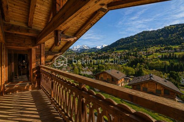 LE VILLARD, Sur un terrain de 1 170 m² environ, ce chalet de 243 m² habitable ( 345 m2 utile) incarne l’alliance parfaite entre tradition alpine et luxe contemporain. Construit avec des matériaux nobles et un savoir-faire local, il offre des volumes généreux, une luminosité remarquable et une atmosphère chaleureuse.
Découvrez ce chalet de caractère offrant une organisation optimale sur trois niveaux, mêlant indépendance, confort moderne et atmosphère chaleureuse. Une propriété idéale pour une grande famille, une résidence secondaire ou un investissement à forte polyvalence. Le rez-de-chaussée propose deux studios entièrement indépendants, chacun avec entrée privative, permettant de multiples usages : accueil d’amis ou de famille, logement pour personnel, création de revenus locatifs, ou extension naturelle de l’appartement principal.
Accessible par un escalier extérieur ou depuis le niveau inférieur, l’appartement principal offre un cadre de vie chaleureux et lumineux.
La cuisine ouverte moderne et entièrement équipée est ouverte sur un séjour convivial donnant accès à l’extérieur. L'espace nuit  est composé de trois chambres confortables, une salle d’eau contemporaine et un WC séparé.
La triple exposition assure une luminosité généreuse et une vue dégagée sur le hameau et les montagnes environnantes.
Un escalier intérieur mène à un espace plein d’authenticité, idéal pour les moments de détente ou de partage en famille. Une grande pièce de réception sous charpente avec une vue qui invite à la contemplation. L'ambiance chalet traditionnelle est parfaite pour un espace télé et un espace jeu pour les enfants. Deux chambres mansardées au charme typique, un bureau et un WC indépendant complètent cet étage.
Pour terminer, un garage double, une buanderie et une belle cave viennent parfaire ce bien.
A découvrir sans tarder.