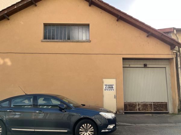 EMPLACEMENT PARKING DANS GARAGE FERMÉ - TARARE