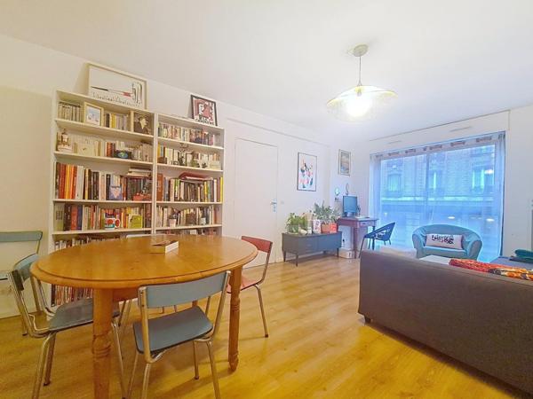 GRAND DEUX PIECES AU PIED DU METRO